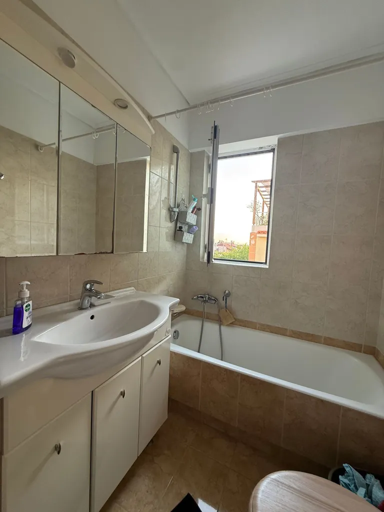 Salles de bain - Apartment with Balconies in Double-Fronted Location