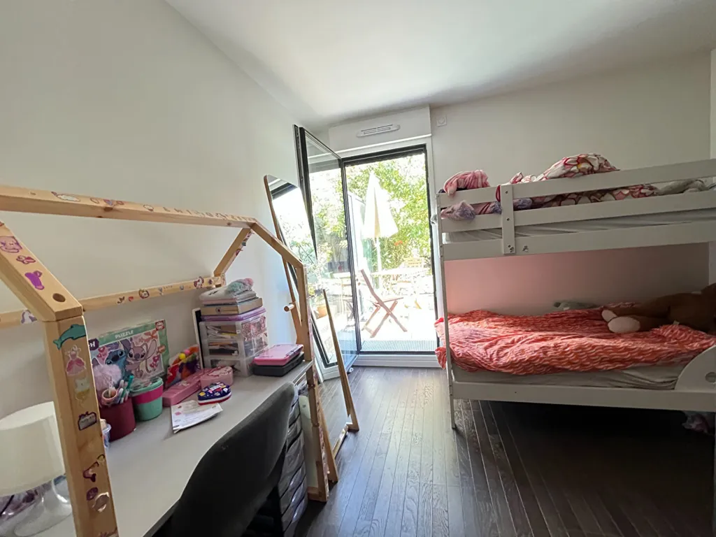 Chambres - Appartement en Rez-de-Jardin avec Jardin à Suresnes