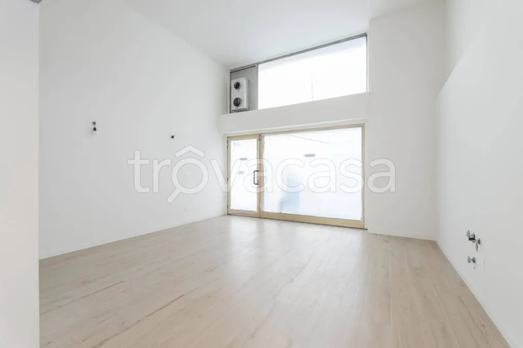 Pièces - Modern Loft with Dual Access in Turin