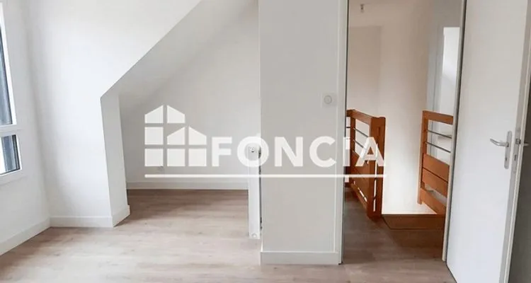 Toad - Contemporary House with Garage in Crach