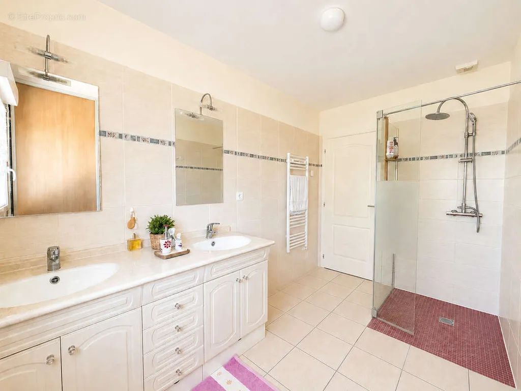 Salles de bain - Maison de Plain-Pied avec Terrasse Sud à Évrecy