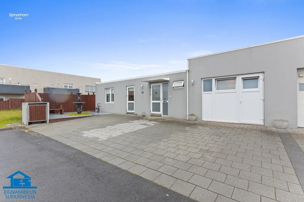 Esterno - Five-Bedroom Semi-Detached in Njarðvík