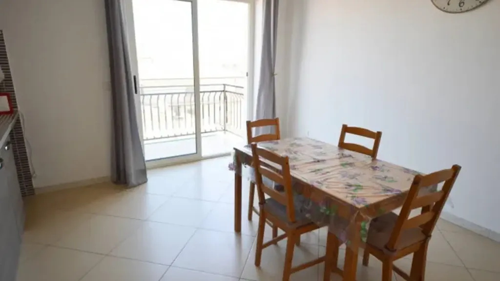 Söögituba - Four-Room Apartment with Balcony in Crosia