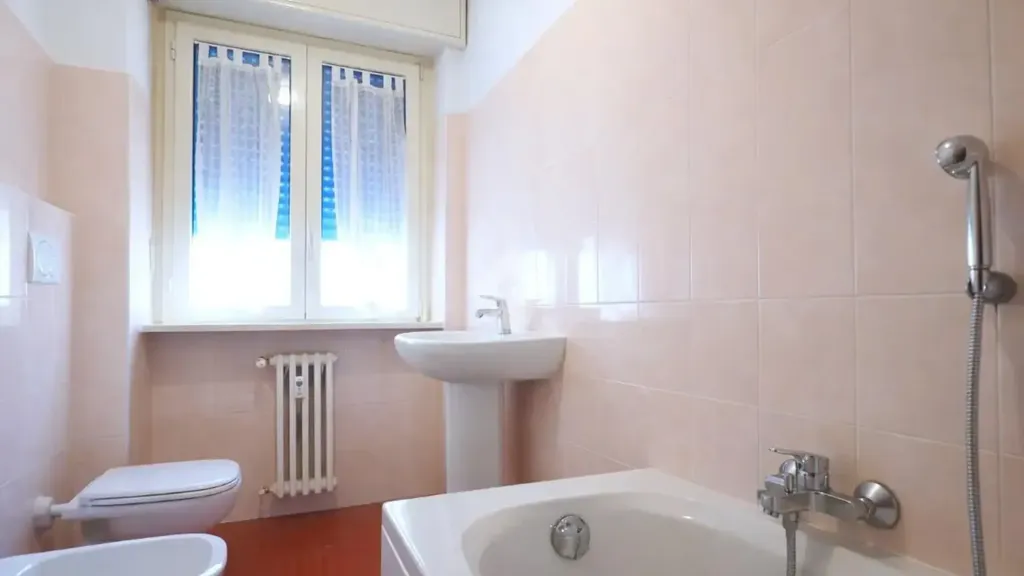 Bathrooms - Central 4-Bed Apartment with Balcony in Cossato