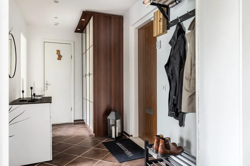 Entrée - Apartment with South-West Balcony in Quiet Area