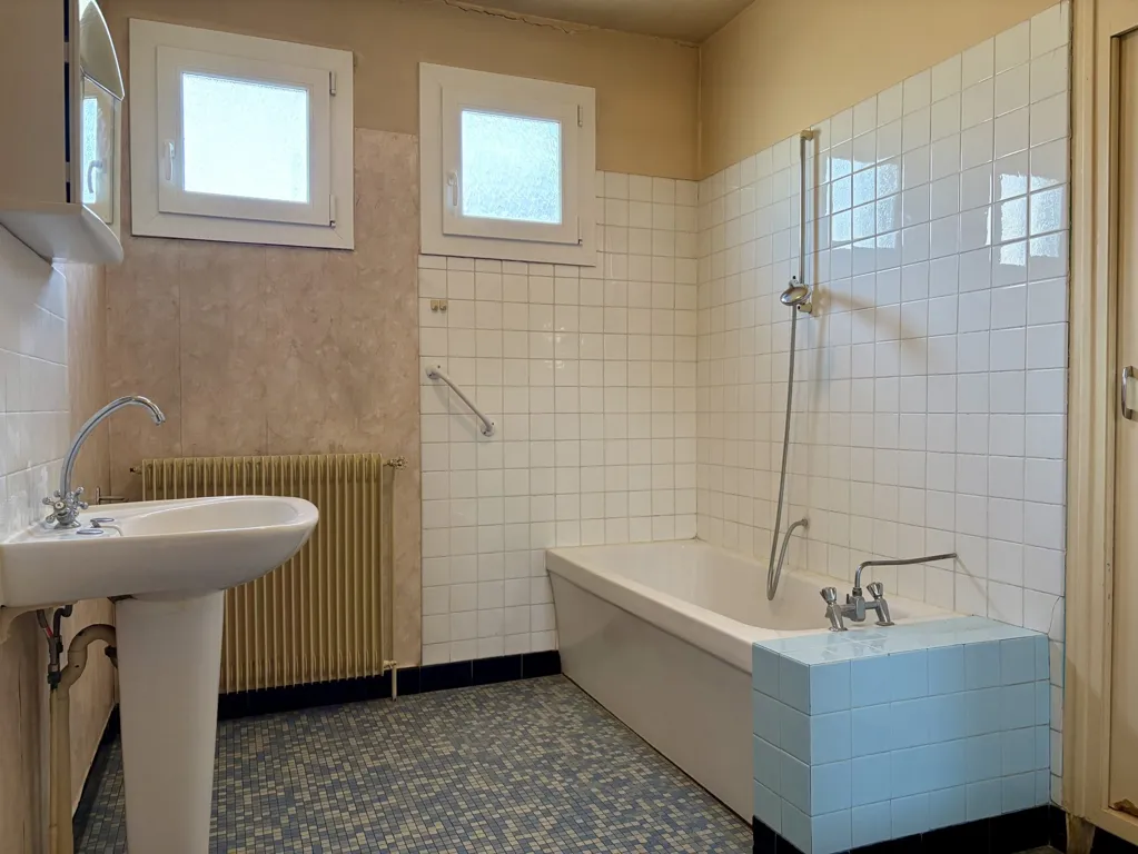 Salles de bain - Maison de Ville avec Balcon à Tournus
