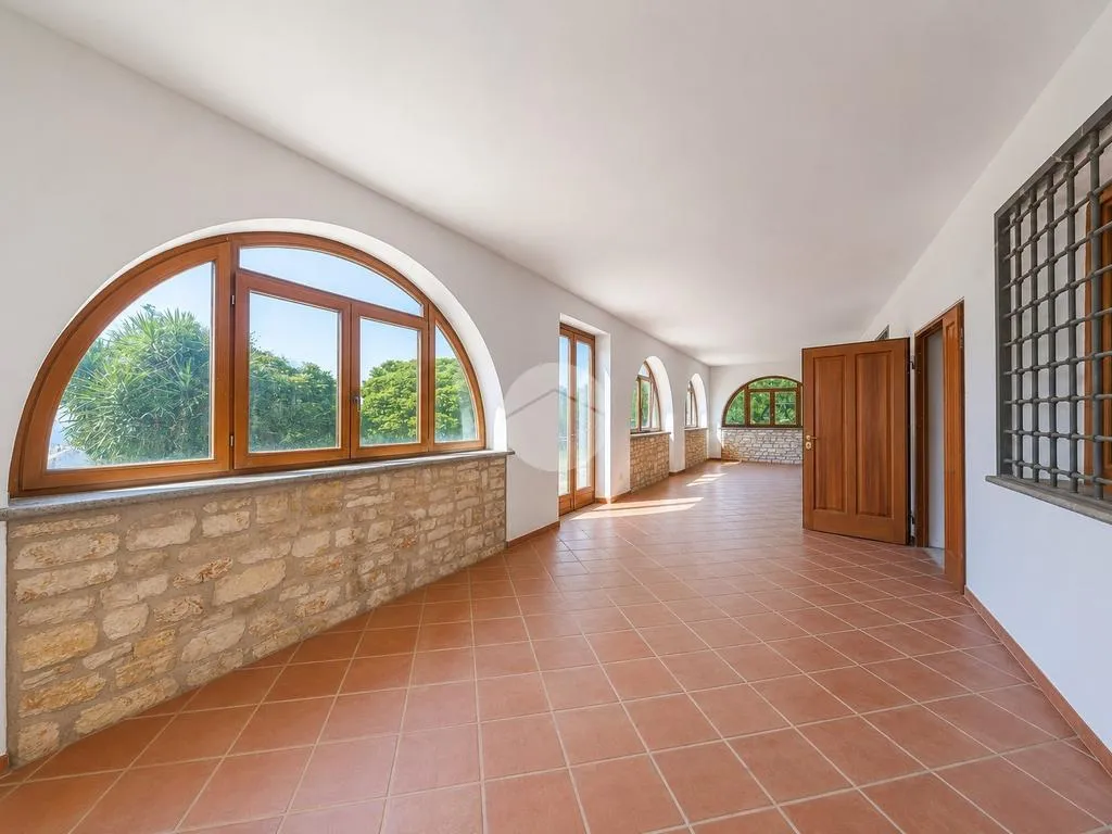 Entrée - Versatile Villa with Olive Grove in Guidonia Montecelio