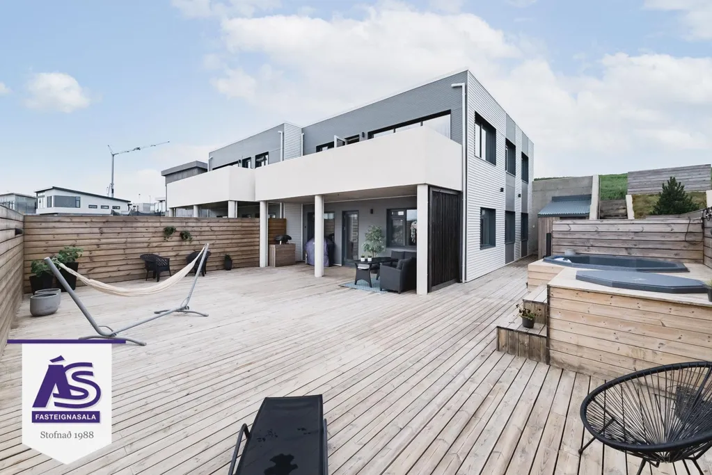 Terrazza - Newly Built Duplex with Garden in Skarðshlíð