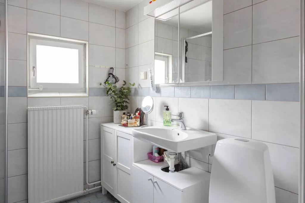 Vannitoad - Apartment with Balcony and Forest View in Eskilstuna