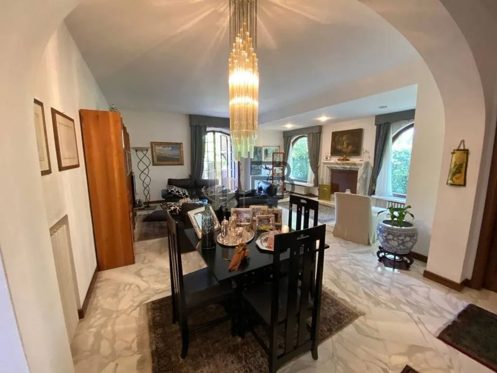 Sala da pranzo - Villa con giardino privato a Marina di Carrara