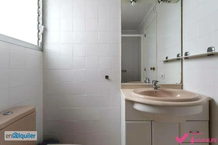 Bathrooms - Spacious Student Flat with Terrace in Valencia