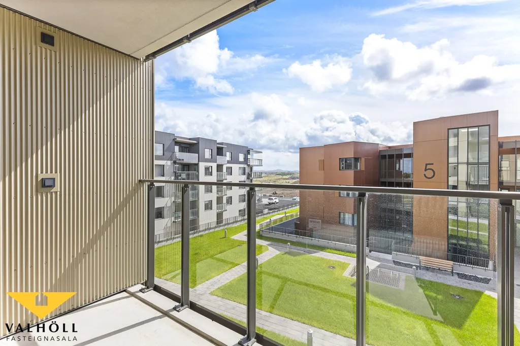 Balcon - Modern Apartment with Balcony in Reykjanesbær