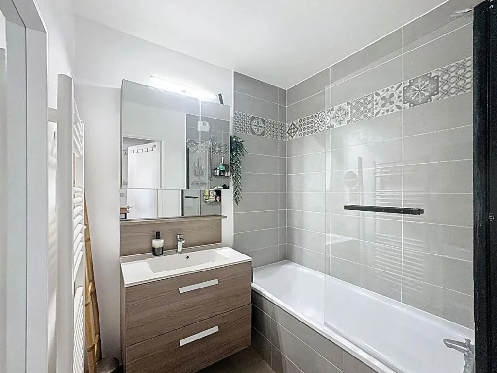 Salles de bain - Appartement 3 Pièces avec Balcon au Dernier Étage à la Lisière de la Forêt