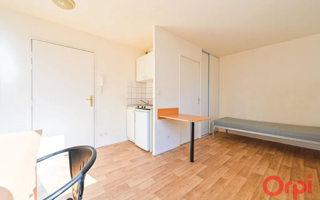 Bedrooms - Studio with Balcony in Paris 20ème