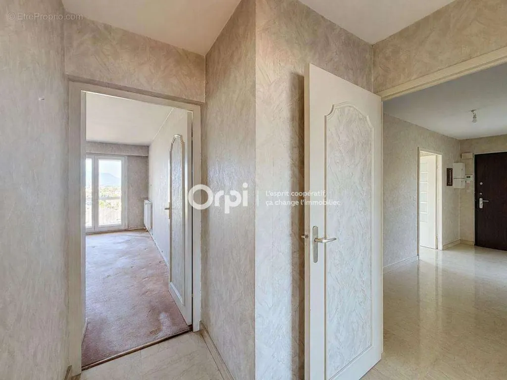 Entrée - Appartement Traversant avec Balcon à Albertville