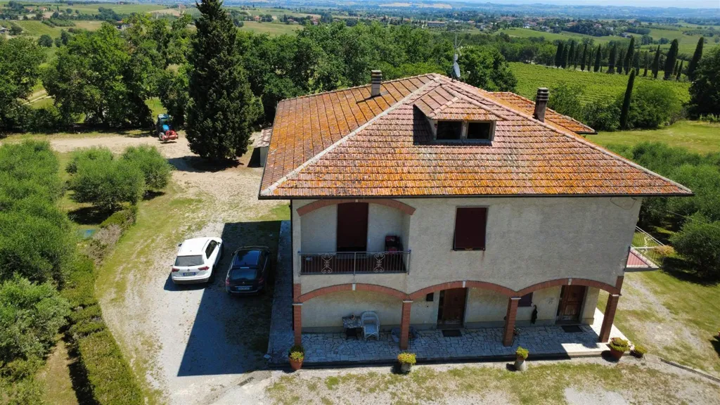 Õhuvaade - Winery with Vineyards in Montepulciano