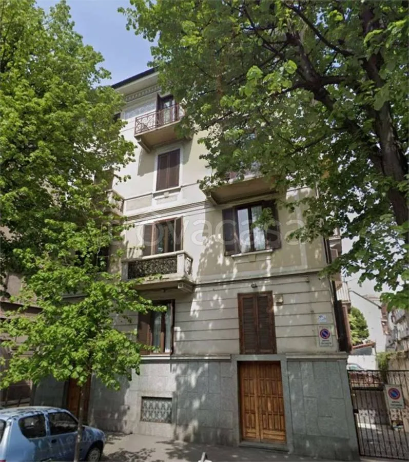 Exterior - Triplex Apartment with Balcony in Turin