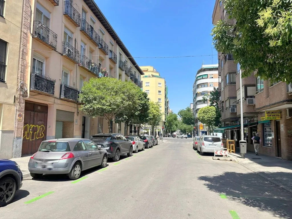 Välivaade - 2-Bedroom Flat with High Ceilings in Adelfas