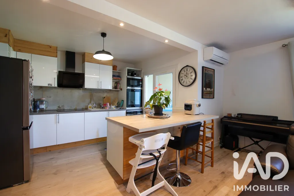 Köök - Transformed 3-Bed Apartment with Garage in Nîmes