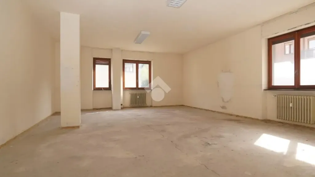 Pièces - Commercial Space with Central Location in Susa
