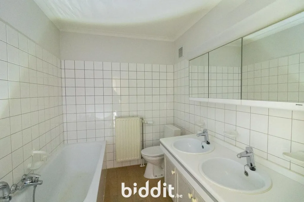 Salles de bain - Appartement de 2 Façades avec Visite Virtuelle au Centre