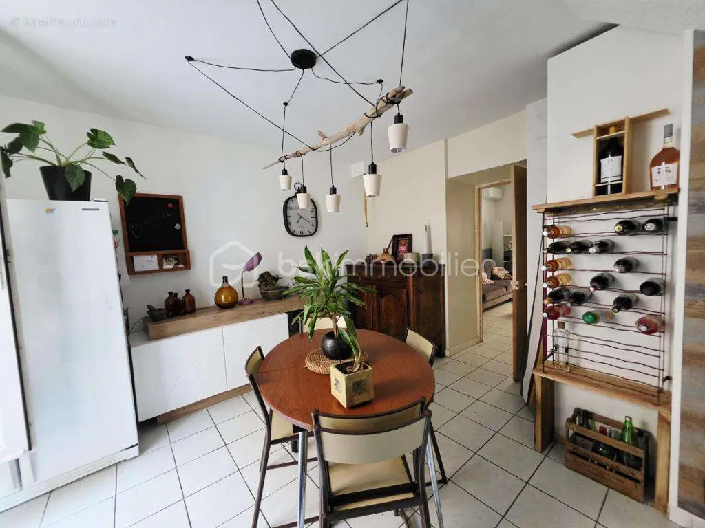Salle à manger - Maison de Village Traversante avec 4 Chambres en Centre-Ville