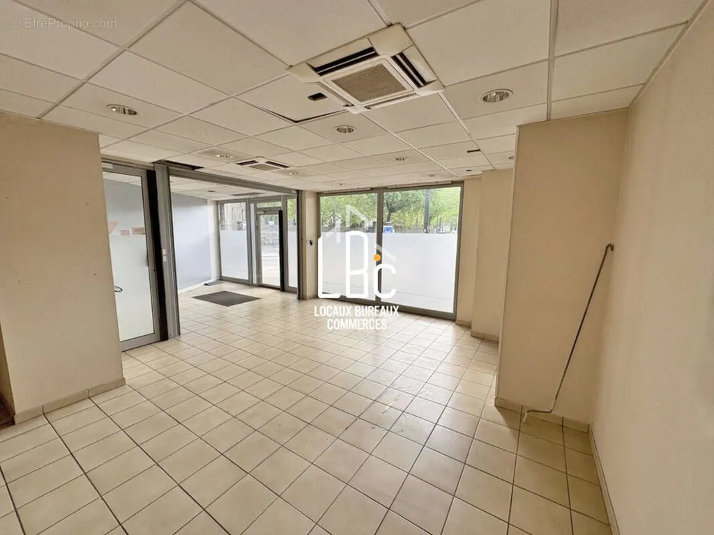 Rooms - Commercial Space with High Visibility in Nantes