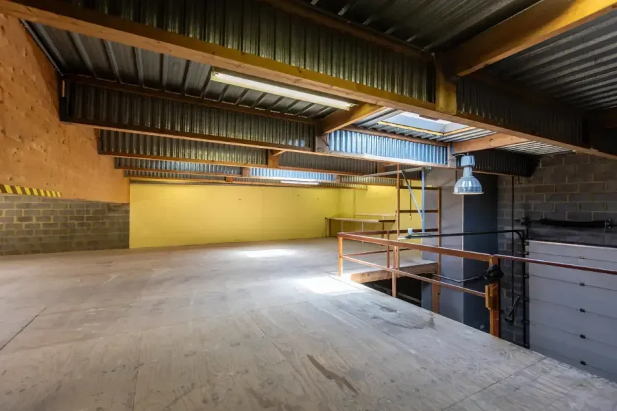 Pièces - Ensemble Professionnel avec Bureaux et Entrepôt à Wavre