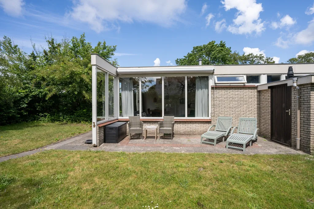 Giardino - Gabled Bungalow with Garden in De Koog