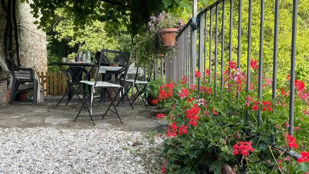 Terrasse - Thirteenth-Century Rustico with Garden in Vaiano