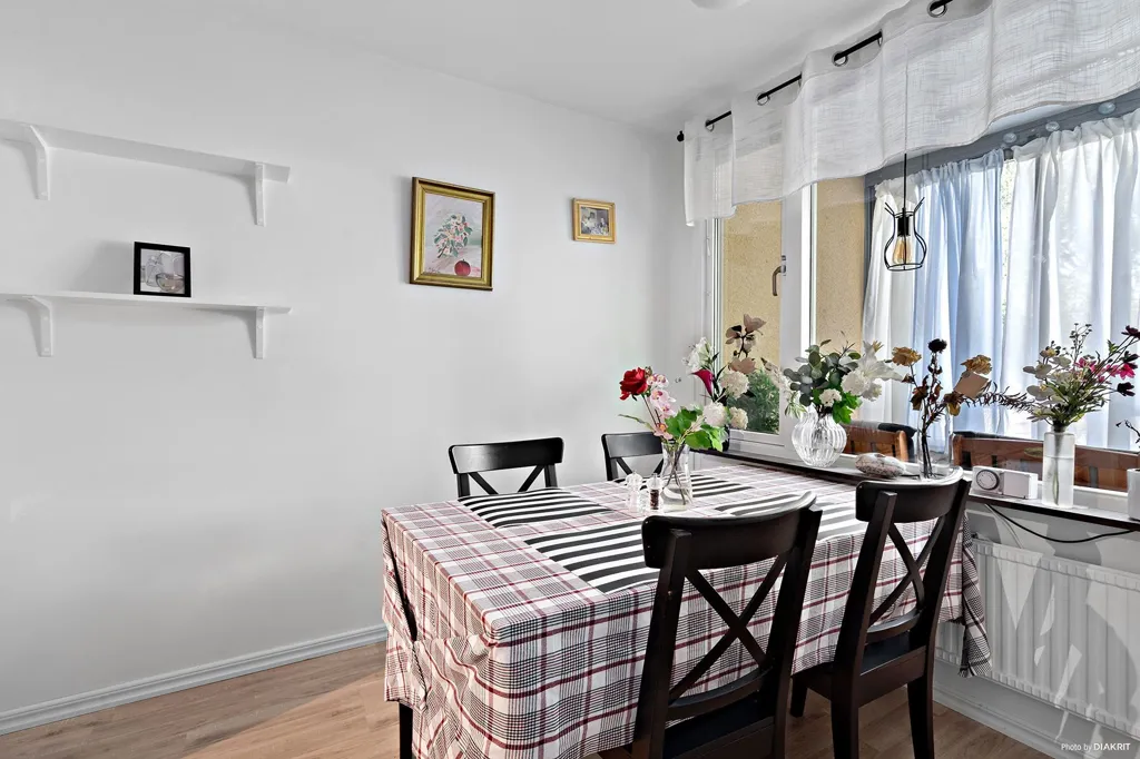 Sala da pranzo - 4th Floor Apartment with Large Balcony in Kallhäll