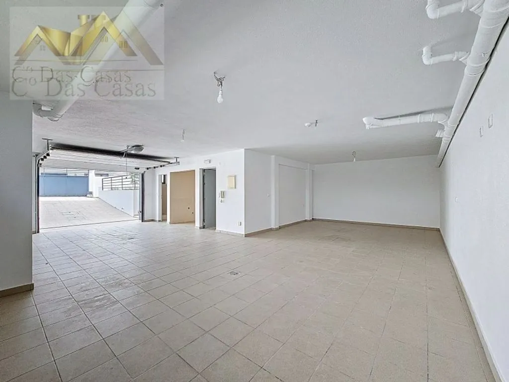 Garage - Modern House in Final Renovation in Almada