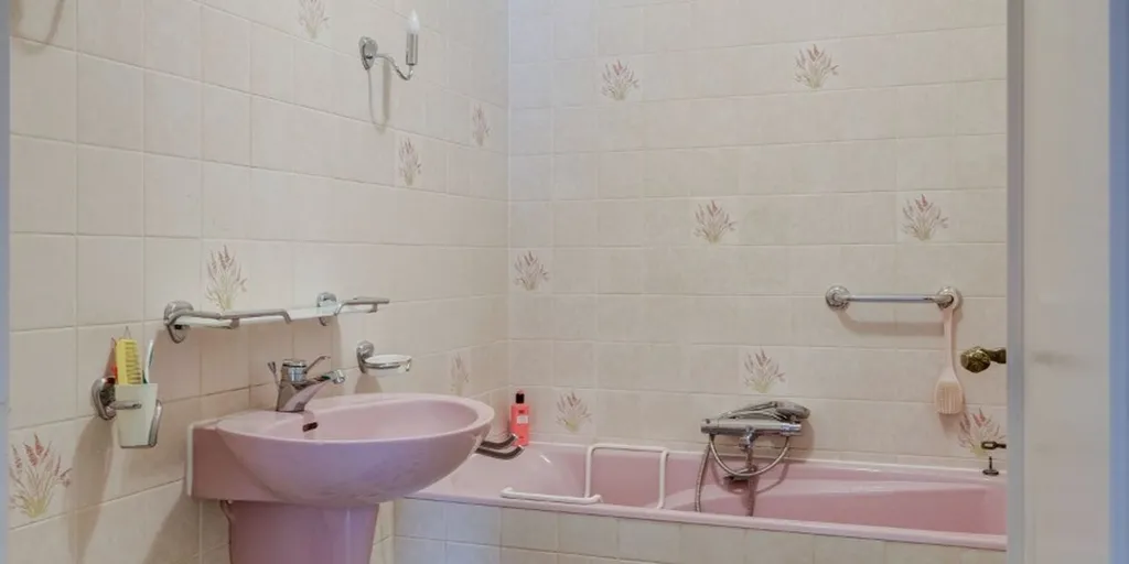 Salles de bain - Villa avec Double Garage près du Centre à Lindelhoeven