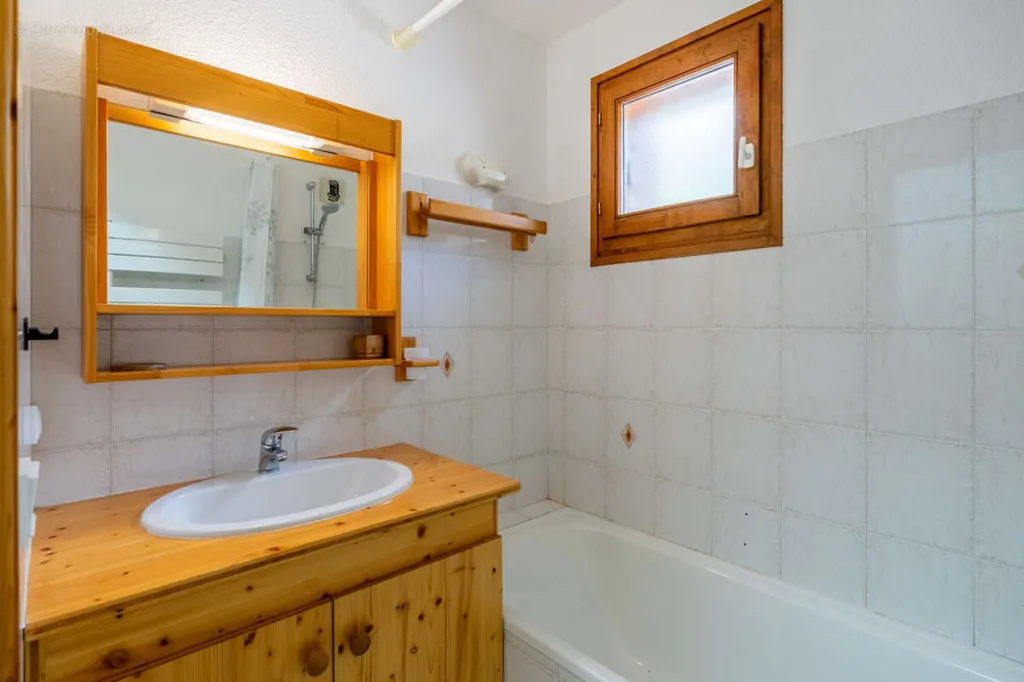 Salles de bain - Appartement Skis au Pied avec Balcon à Chinaillon