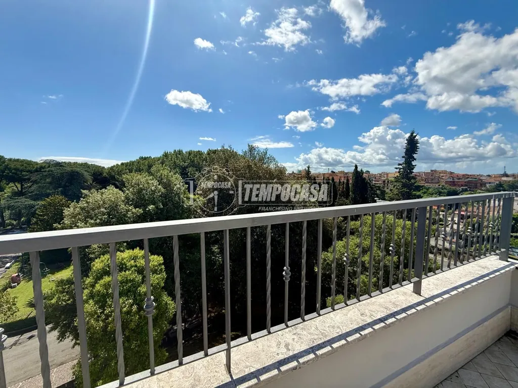 Rõdu - Modernised Bilocale with Terrace in Rome