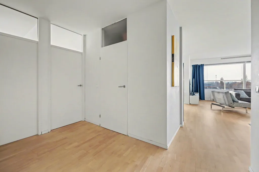 hallway_entrance