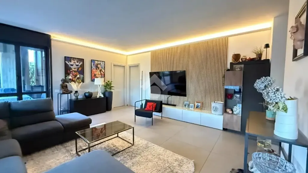 Soggiorno - Rear-Facing Apartment with Terraces in Malgrate
