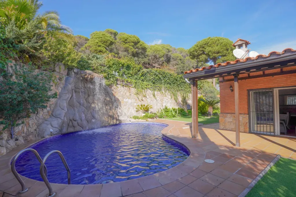 Bassein - Rustic Chalet with Pool in Canyelles