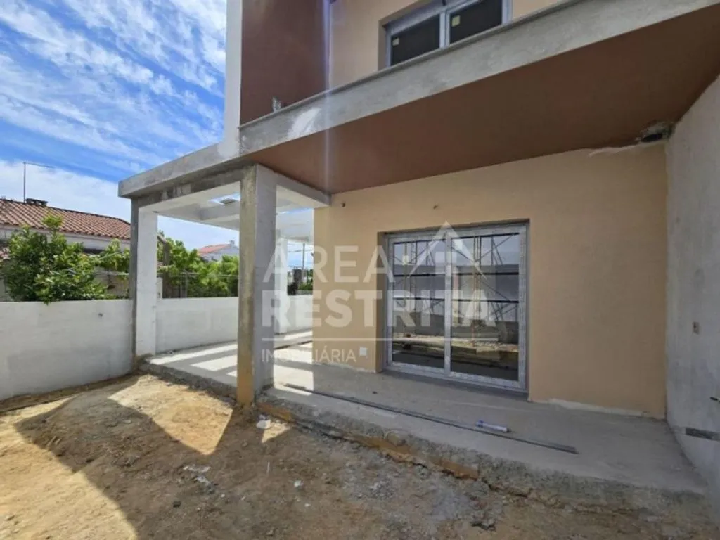 Exterior - Contemporary Semidetached House in Seixal