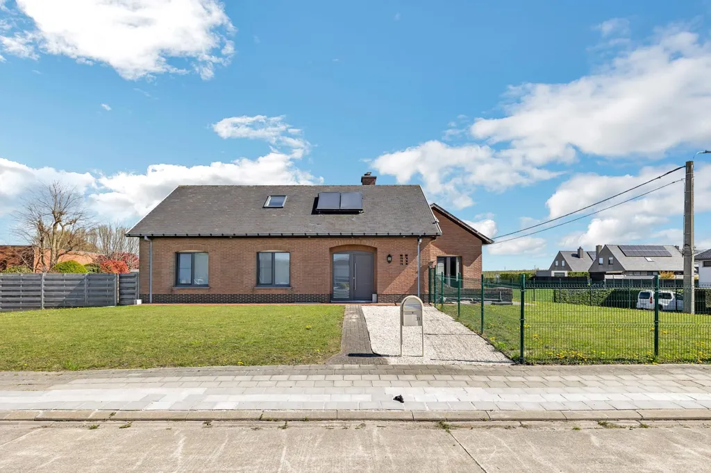 Välivaade - Spacious House with Undercroft in Markegem