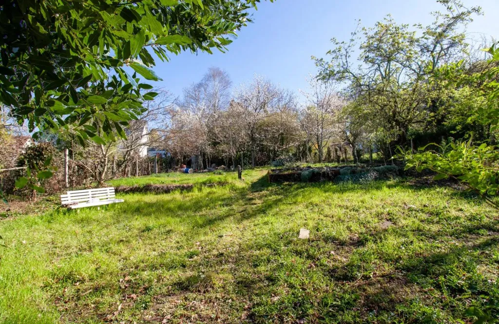 Jardin - Maison Lumineuse avec Jardin à Guéret