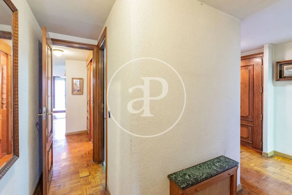 Esik - Luxury Apartment with River Views in Madrid