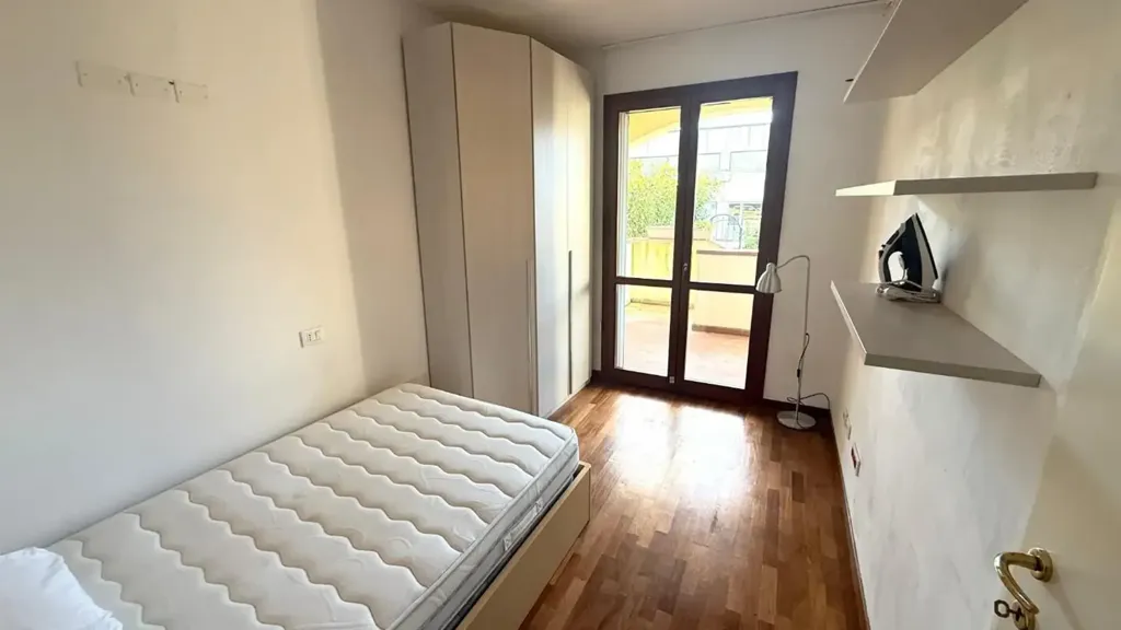 Chambres - Ground Floor Apartment with Private Garden in Luni
