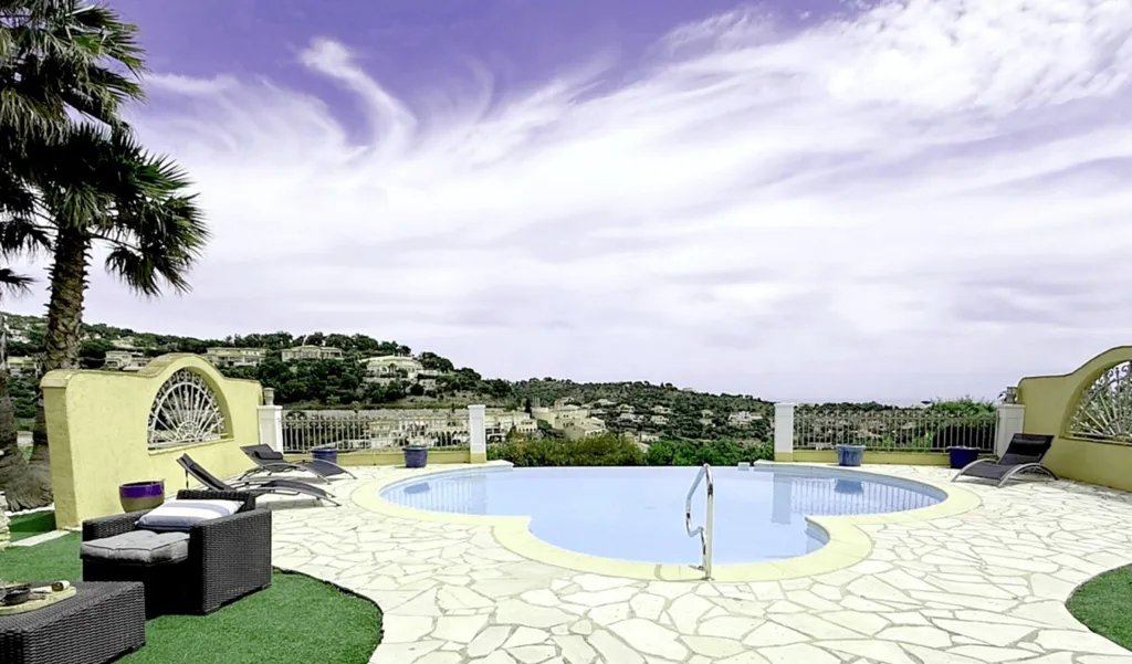 Piscine - Villa Contemporaine avec Piscine Vue Mer