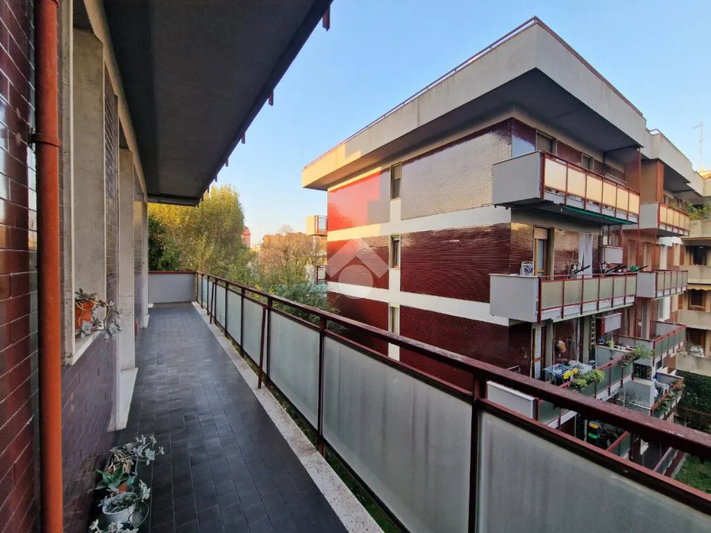 Balcon - Five-Bedroom Apartment with Balcony in Milan