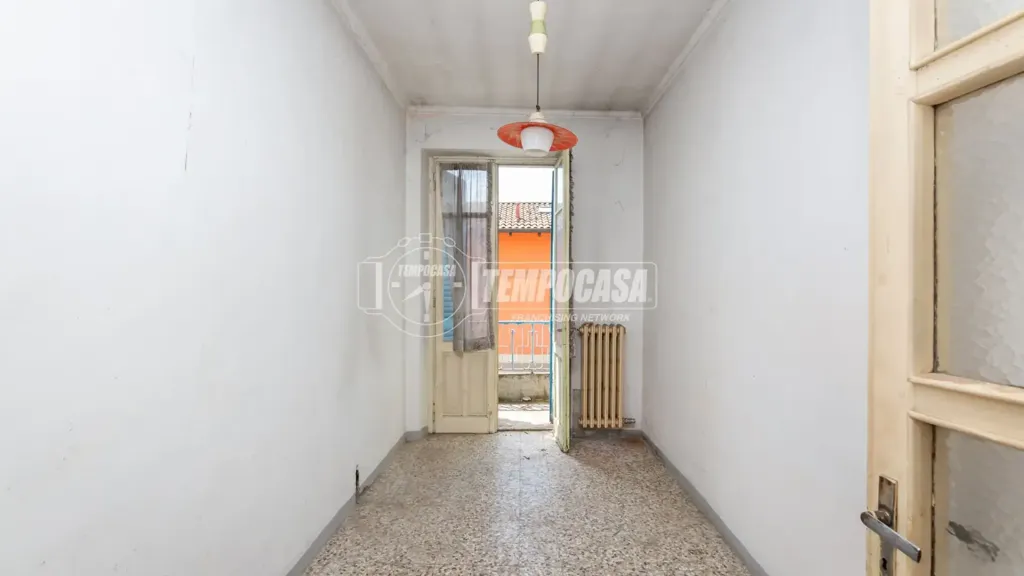 Esik - Semi-Independent House with Courtyards in Santena