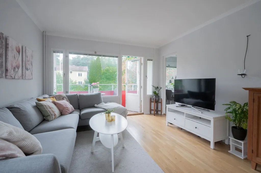Wohnzimmer - Bright Apartment with Balcony near Stuvsta Centre
