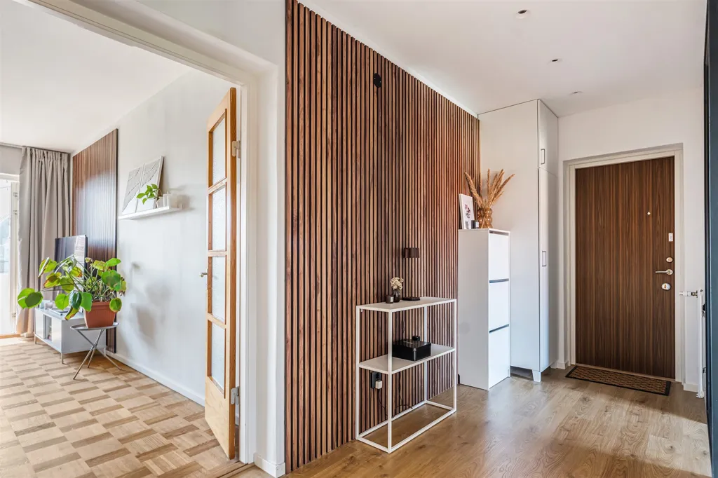 Esik - Renovated Two-Bedroom Flat with Balcony in Malmgården