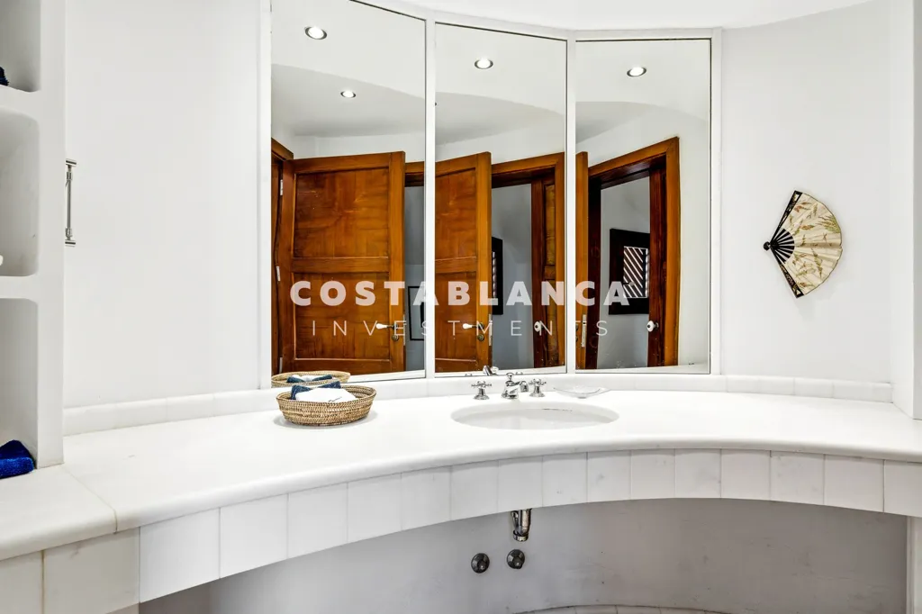 Salles de bain - First Line Villa with Sea Views in Altea Hills