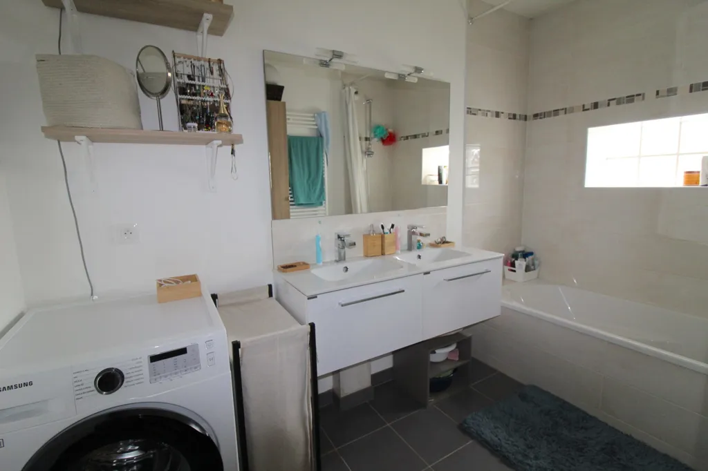 Bathrooms - Bright 3-Bed Flat with Balcony in Champigny-sur-Marne